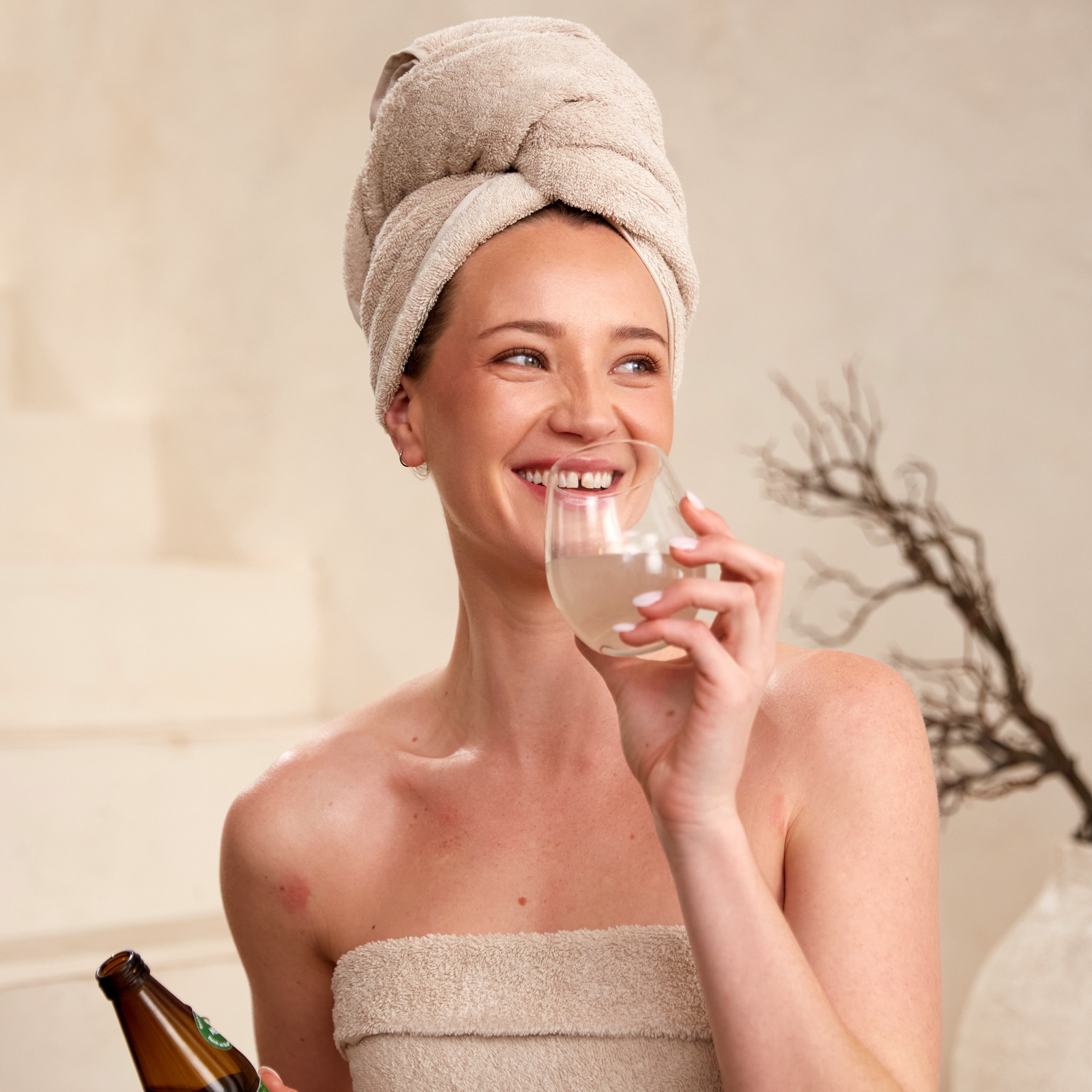 Frau hält Glas mit Aloe Vera Saft in der Hand
