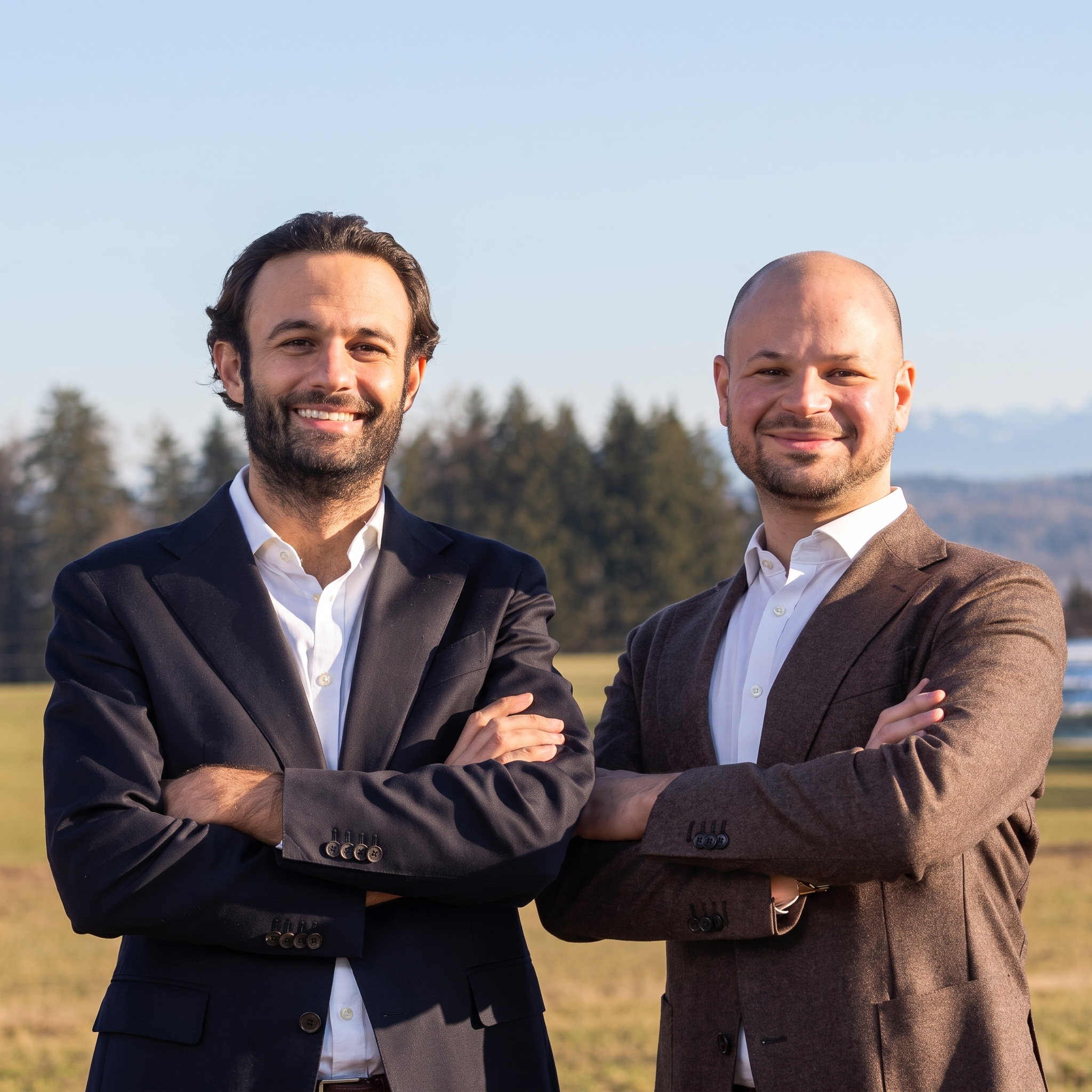 Geschäftsführer von Pharmos Natur, Alexander Esser und Marc Hees, stehen vor Berglandschaft