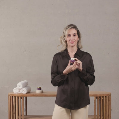 Erklärvideo zu Love Your Age Eye Contour Cream durch Bernadette Dalio international Trainer bei Pharmos Natur