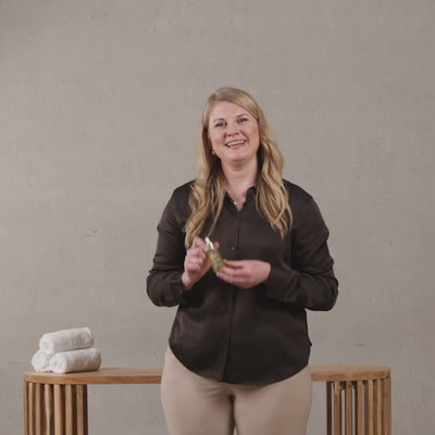 Videoerklärung zu Harmonizing Oil durch Cathrin Lorenscheit Schulungsleitung Pharmos Natur Academy